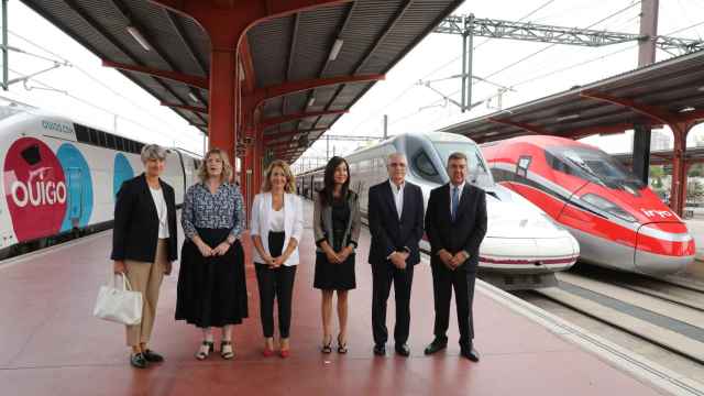 La ministra de Transportes, Raquel Sánchez (centro), junto a los responsables de las empresas que compiten con Renfe en alta velocidad / EP