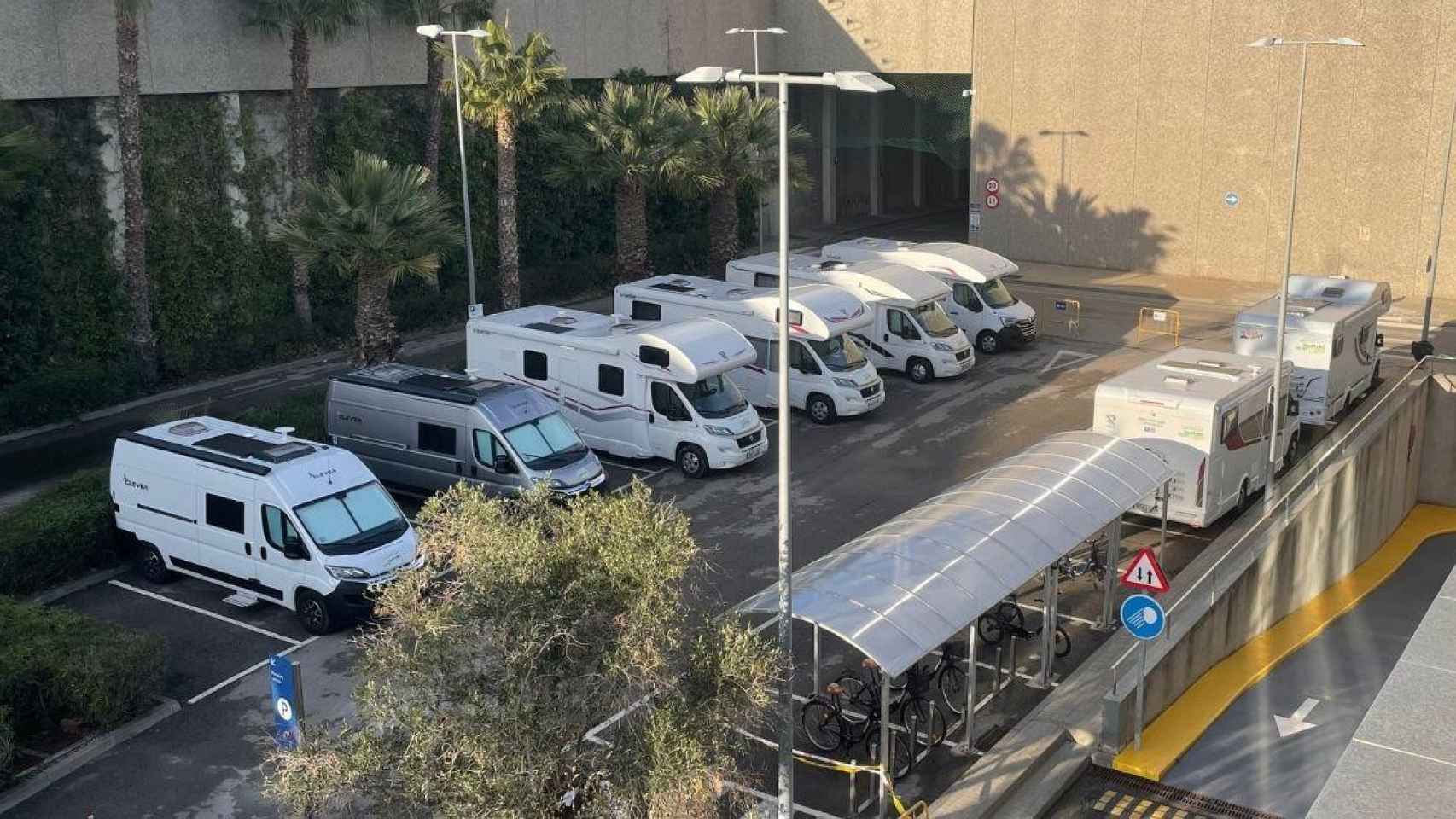 Autocaravanas a las afueras de las instalaciones de Aigües de Barcelona para los empleados / CEDIDA