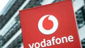 Logo de Vodafone en un edificio de la compañía británica / EP