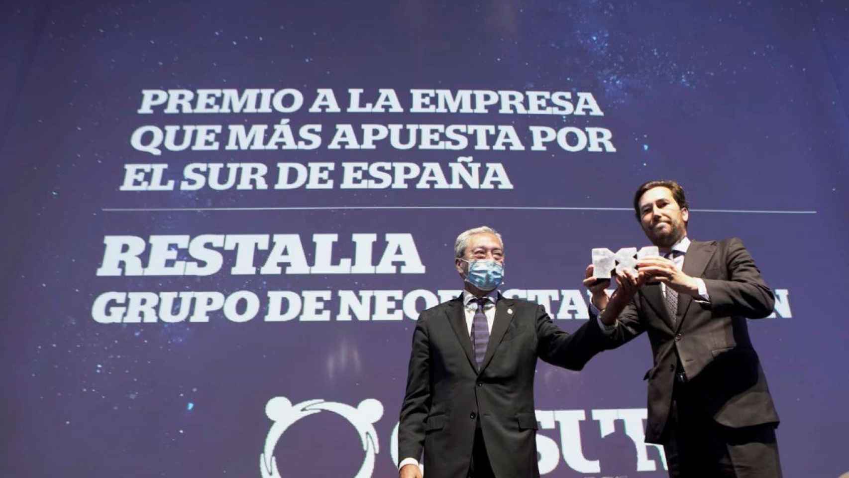 El consejero y director internacional de Restalia Holding, Enrique Lasso de la Vega, recoge el galardón en la gala celebrada en Sevilla / GRUPO RESTALIA