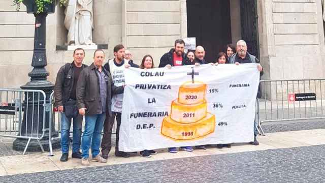 Trabajadores de Serveis Funeraris de Barcelona (Sfb), en una protesta durante el pleno municipal / CG