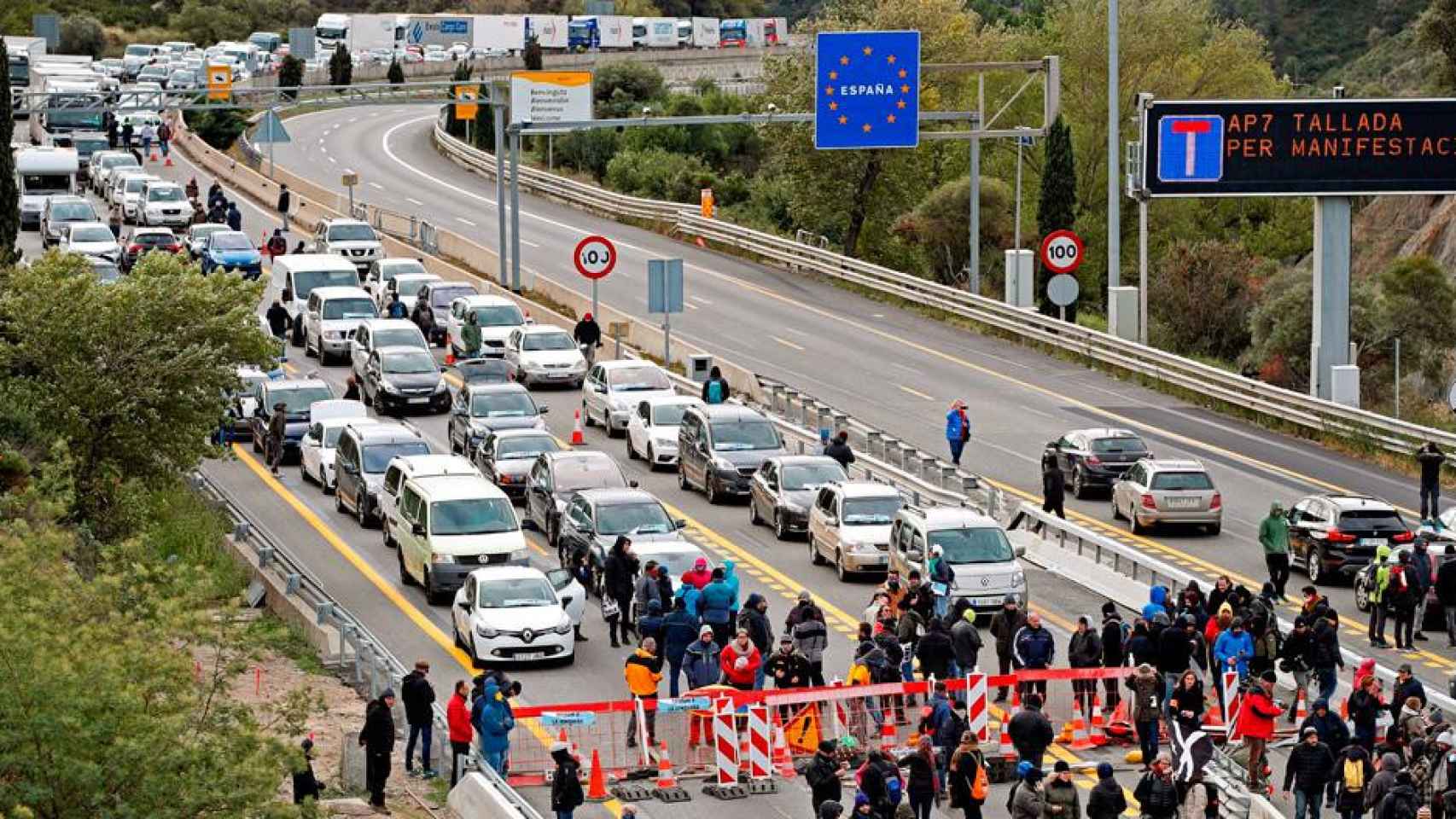 La autopista que enlaza España y Francia en el paso de La Jonquera, la vía principal de conexión entre ambos países por carretera, cortada por manifestantes de Tsunami Democràtic / EFE
