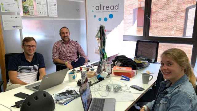 Miguel Silva-Constenla (c), consejero delegado de Allread con otro cofundador, Adriaan Landman (i), y otra persona del equipo de la tecnológica Allread / CG