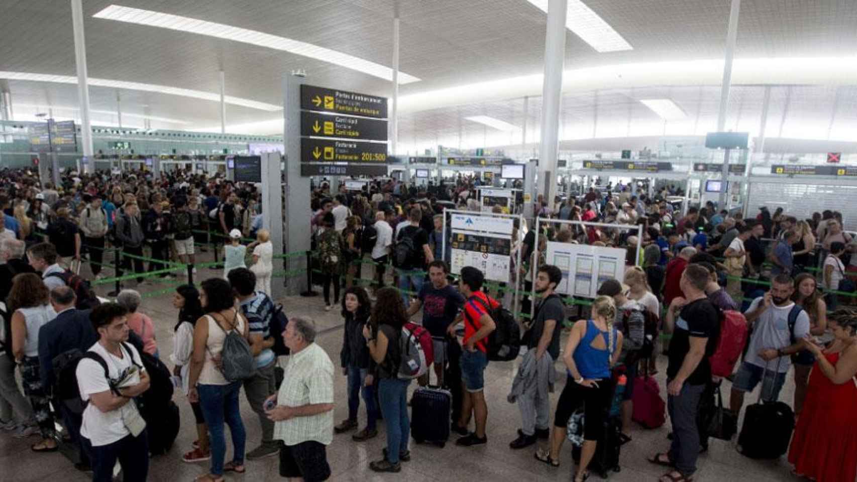 Pasajeros en el Aeropuerto de Barcelona-El Prat / EFE