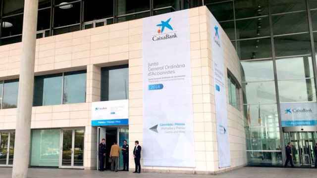 La entrada a la junta de accionistas de Caixabank en el Palacio de Congresos de Valencia / CG