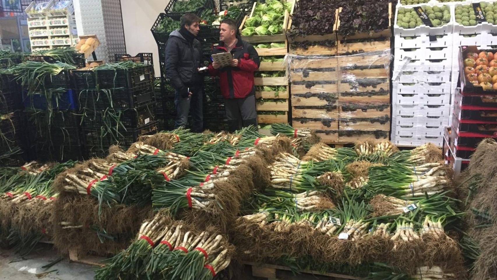 Dos trabajadores de Mercabarna reciben 'calçots' / CG