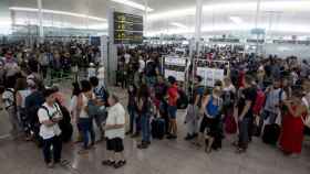 Pasajeros en la Terminal 1 de El Prat esperando para pasar los controles de seguridad / EFE