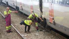 Empleados de Renfe examinan el tren accidentado ayer en la Estación de Francia de Barcelona / EFE