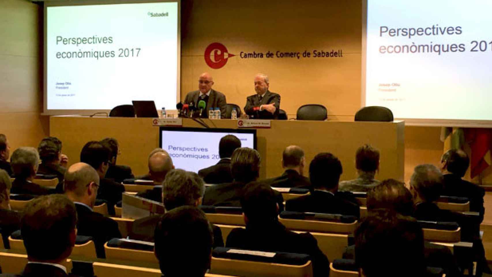 Josep Oliu, presidente de Banco Sabadell, en la conferencia sobre perspectivas económicas de 2017 en la cámara de comercio de su ciudad / CG