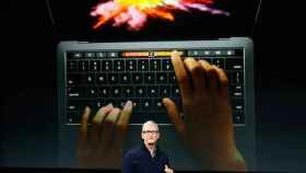 Tim Cook, CEO de Apple, presentando la Touch bar / EFE