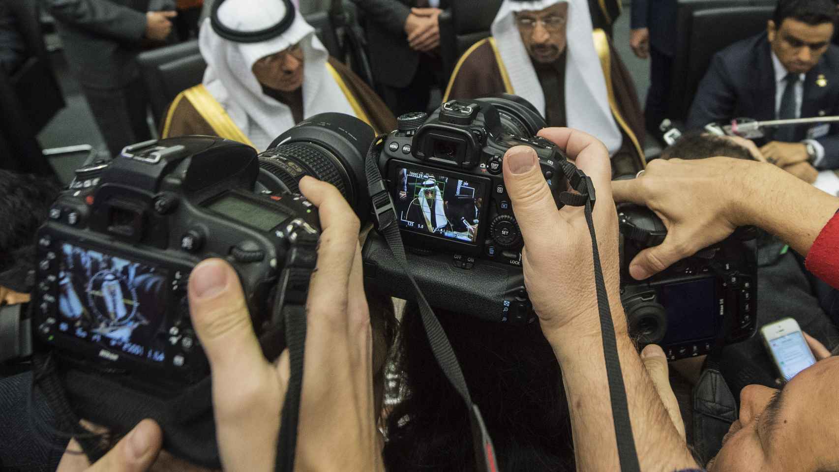 Las cámaras enfocan al ministro saudí del Petróleo, Jalid Al Falih, en la reunión de la OPEP en Viena hoy / EFE