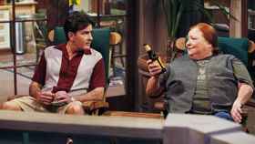Charlie Sheen y Conchata Ferrell en una escena de 'Dos hombres y medio' / TWITTER