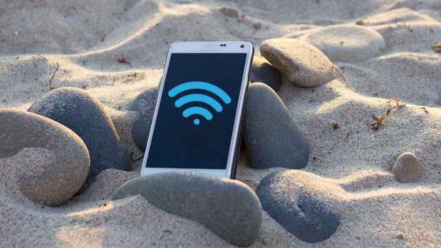Móvil conectado al wifi en una playa / PIXABAY
