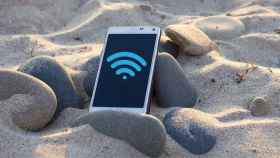 Móvil conectado al wifi en una playa / PIXABAY