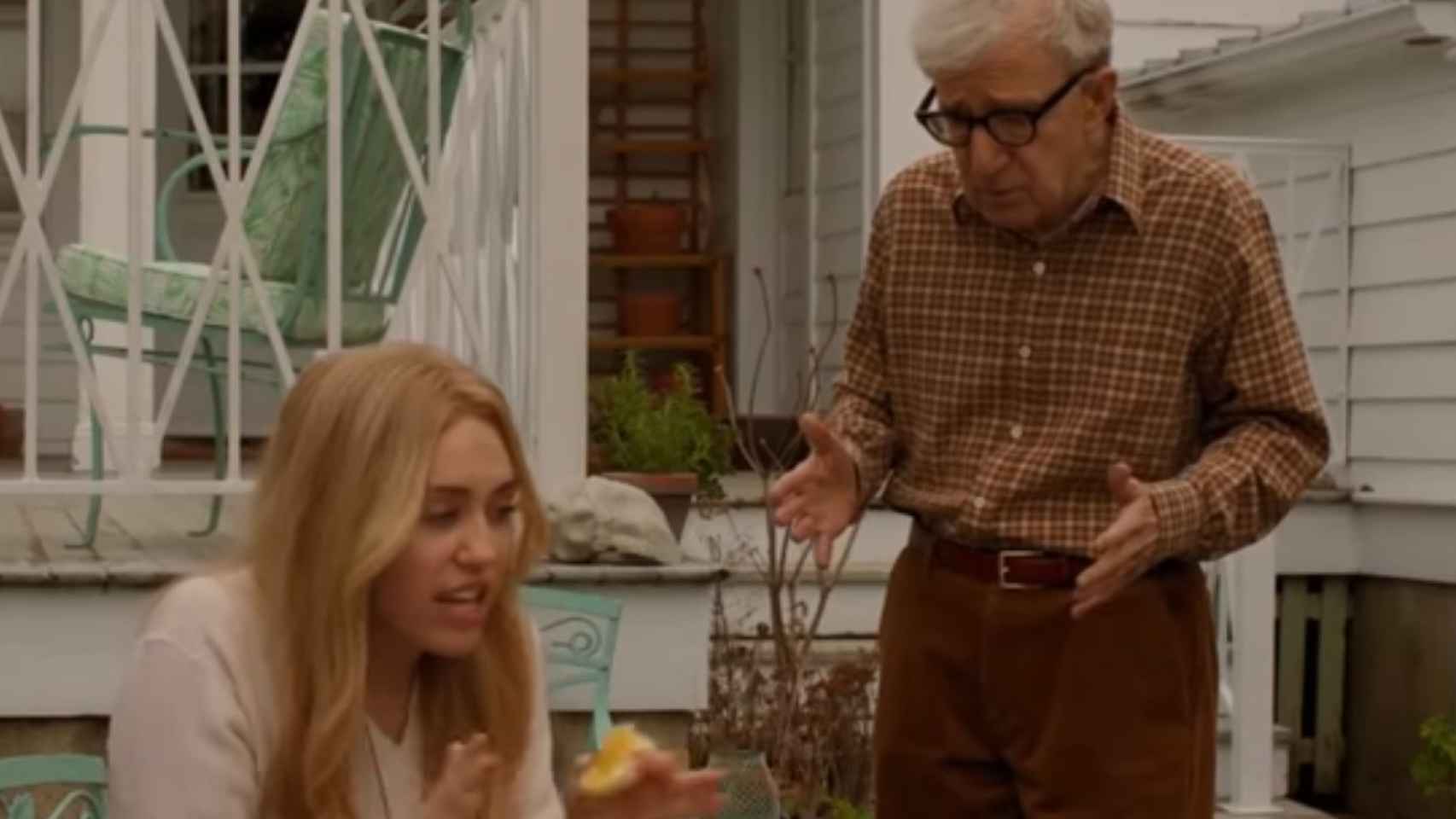 El cineasta Woody Allen con la cantante y actriz Miley Cyrus / AMAZON