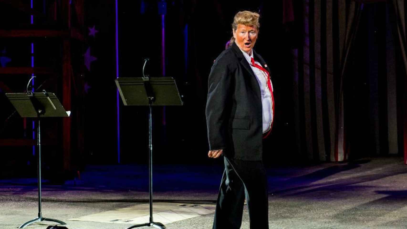La actriz Meryl Streep interpretando a Donald Trump durante un 'show' benéfico en el Public Theatre de Nueva York.