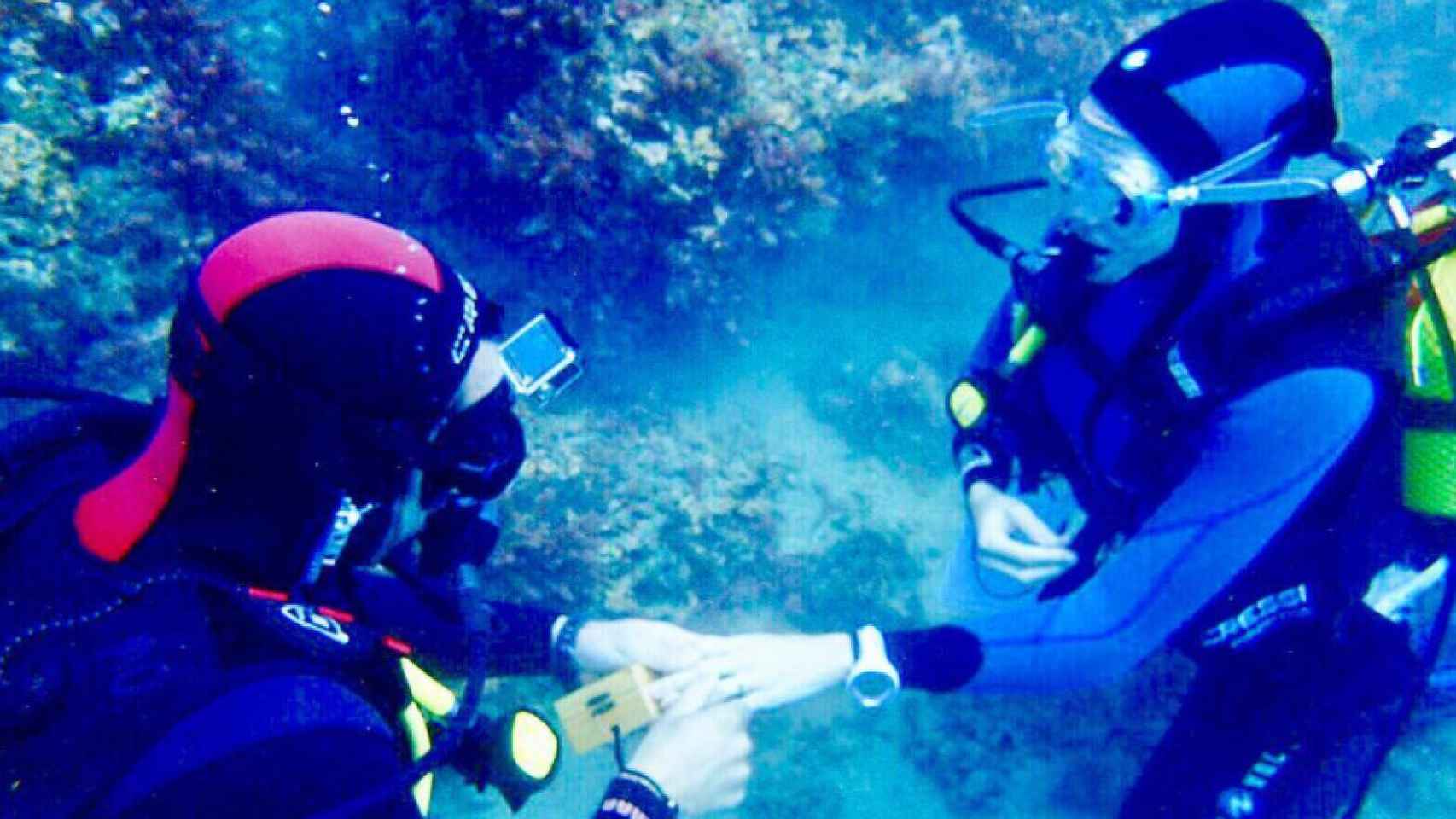 Álex Adróver pide la mano a Patricia Montero bajo el agua