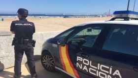 Un policía nacional vigila una de las playas en la Comunidad Valenciana / CG