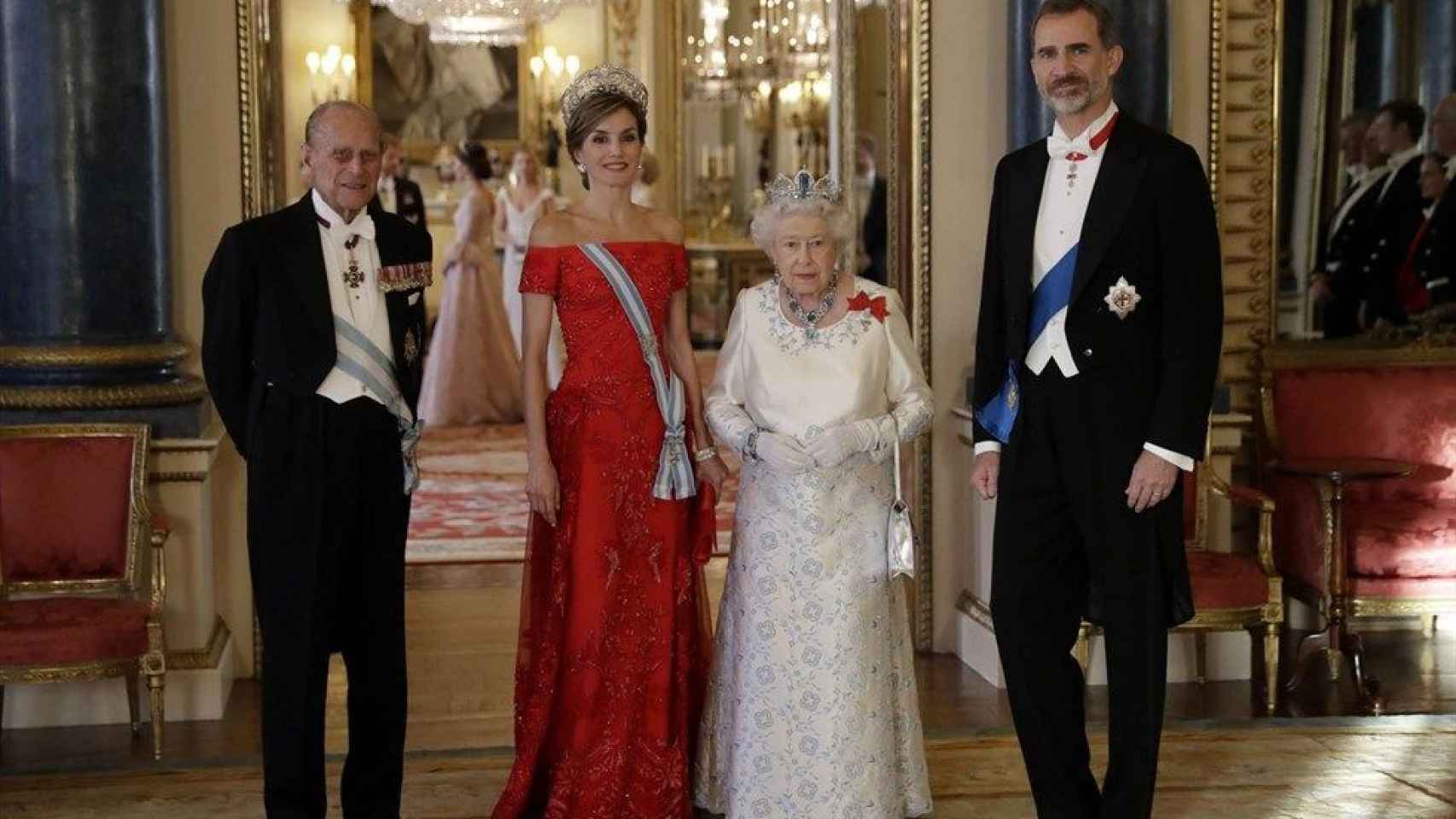 La Reina Letizia apuesta todo al rojo en la cena de gala con Isabel II