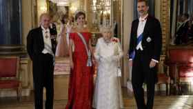 La Reina Letizia apuesta todo al rojo en la cena de gala con Isabel II