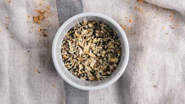 Diversas semillas como el sésamo tostado, la clave del furikake / Dan Burton en UNSPLASH