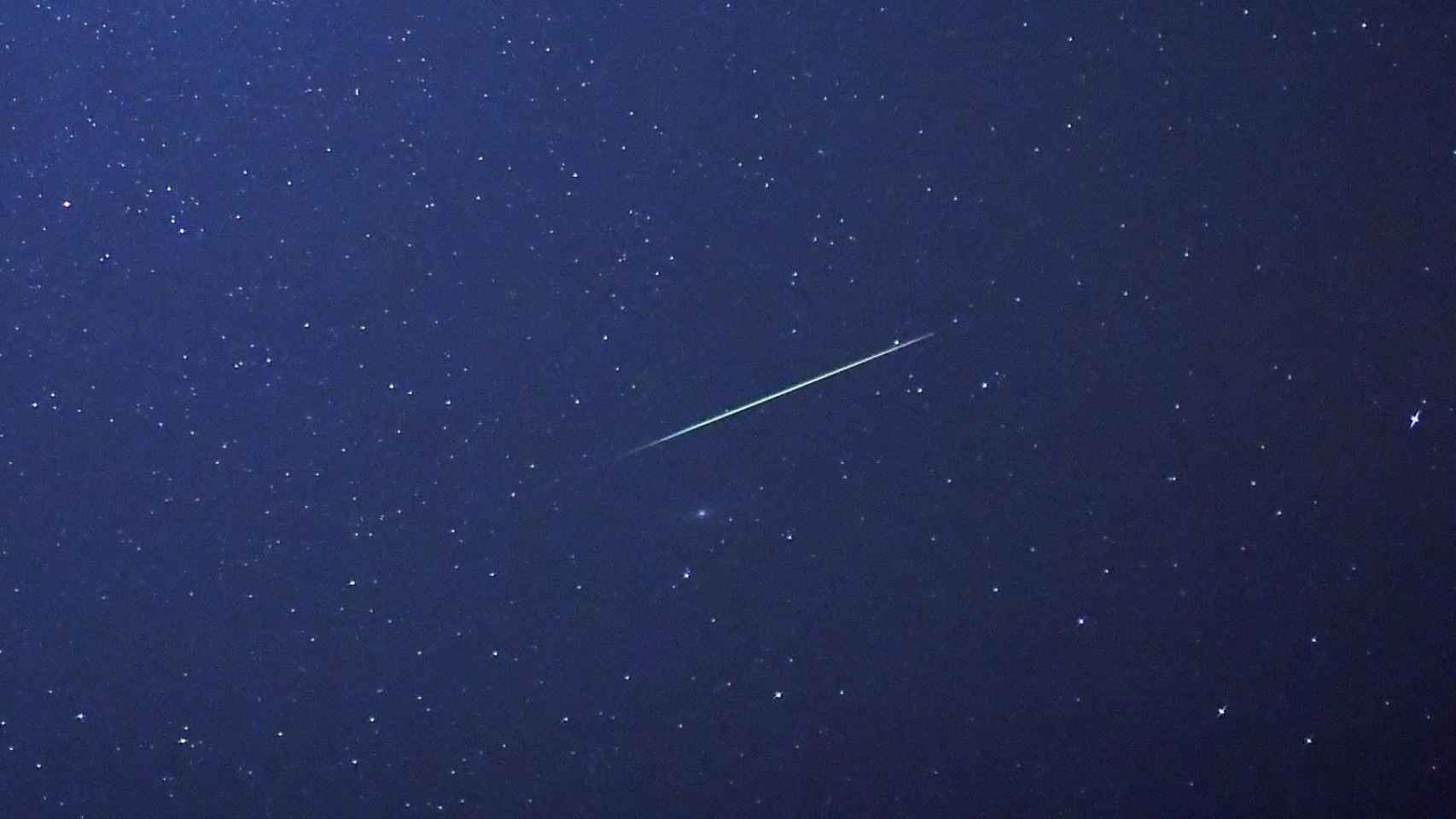 Un meteorito en el cielo estrellado / EFE