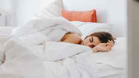 Una chica duerme en una cama con aire acondicionado /EP