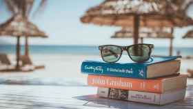 Libros en la playa / PIXABAY
