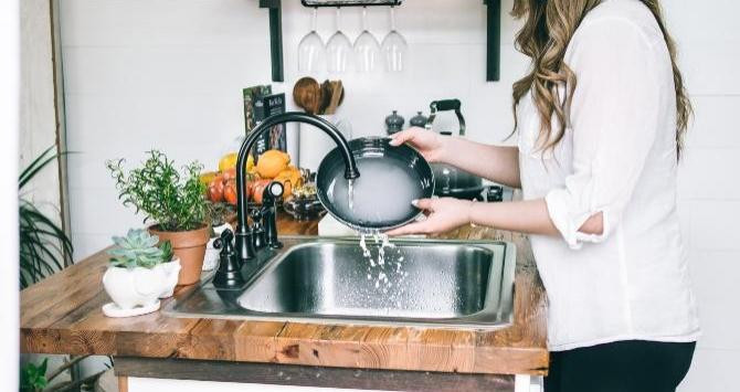 Fregando los platos se puede practicar el cleanfulness / Tina Dawson en UNSPLASH