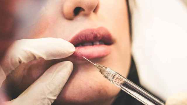 Inyección de ácido hialurónico en los labios / Sam Moqadam en UNSPLASH