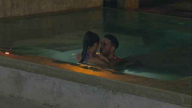 Suso y Rosario en la piscina de 'La isla de las tentaciones' / MEDIASET