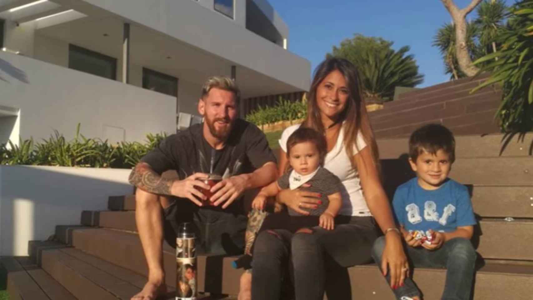 Leo Messi en su casa de Barcelona junto a su familia