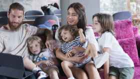 Sergio Ramos viendo el documental de su serie con sus hijos