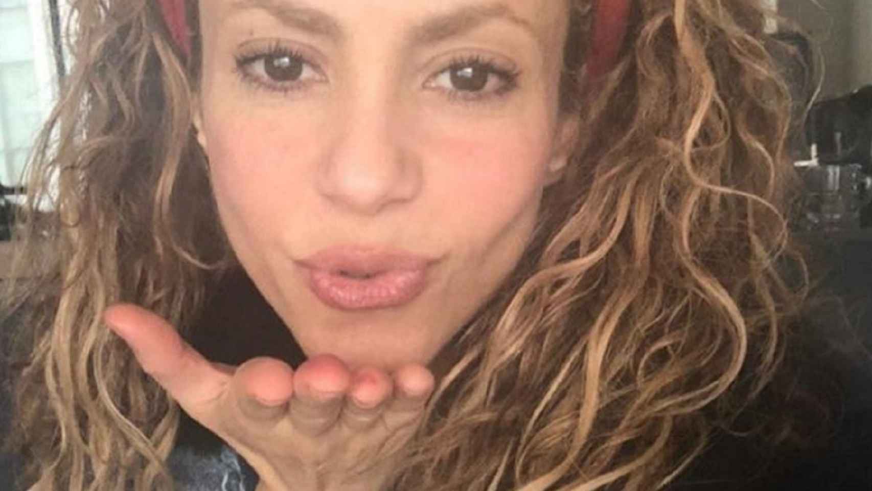 Shakira manda un beso a sus seguidores