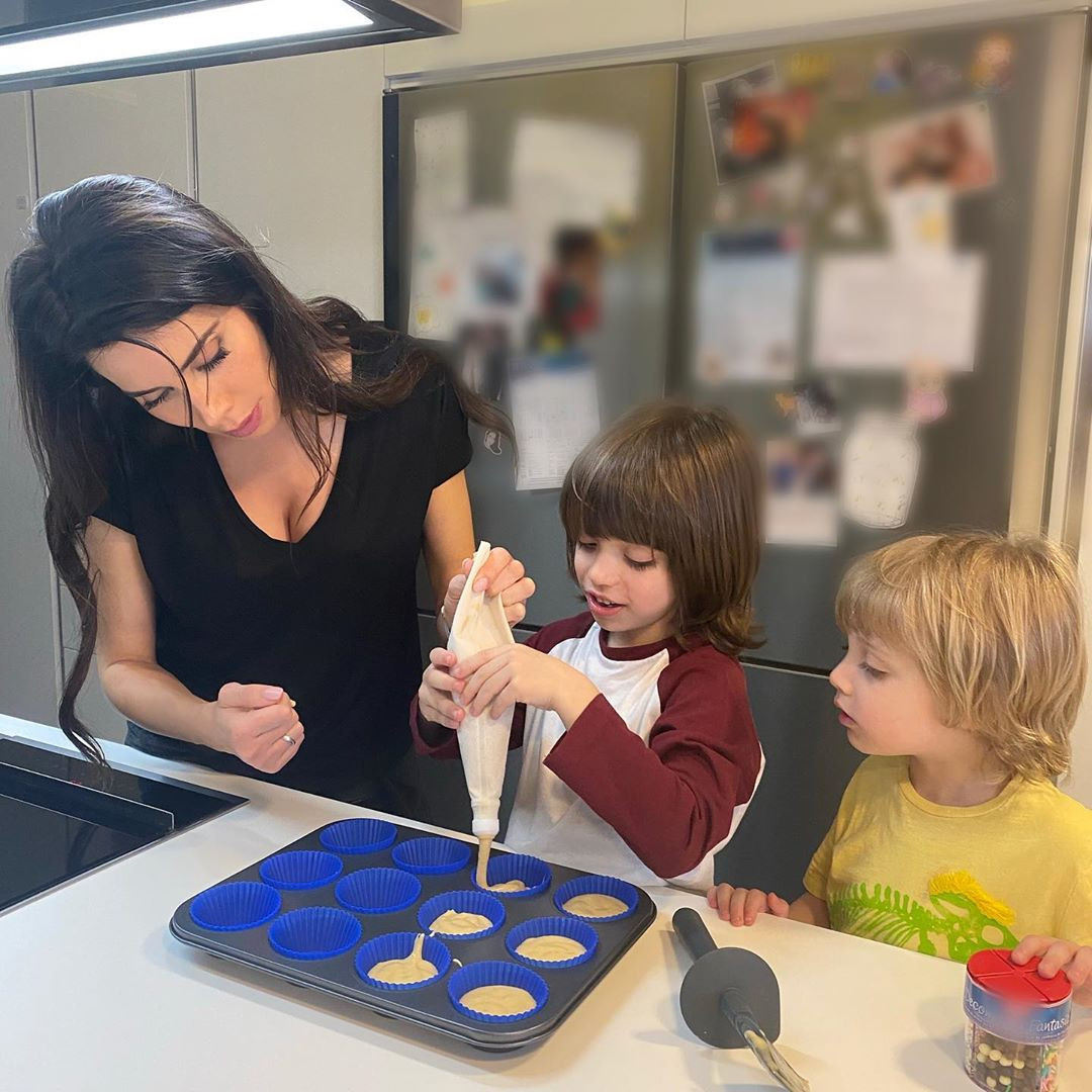 Pilar Rubio hace pasteles con sus hijos