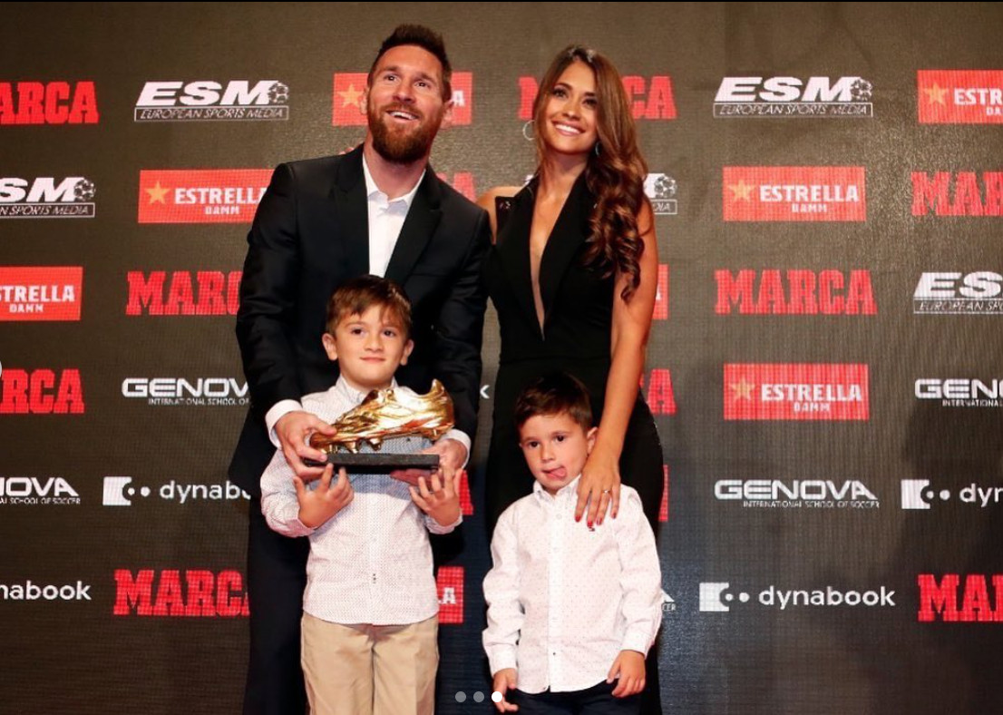 Antonella Roccuzzo apoya a Leo Messi en la entrega de la Bota de Oro