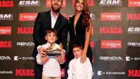 Antonella Roccuzzo apoya a Leo Messi en la entrega de la Bota de Oro