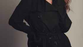 Coral Simanovich posa con un abrigo negro para una conocida marca de perfumes / INSTAGRAM