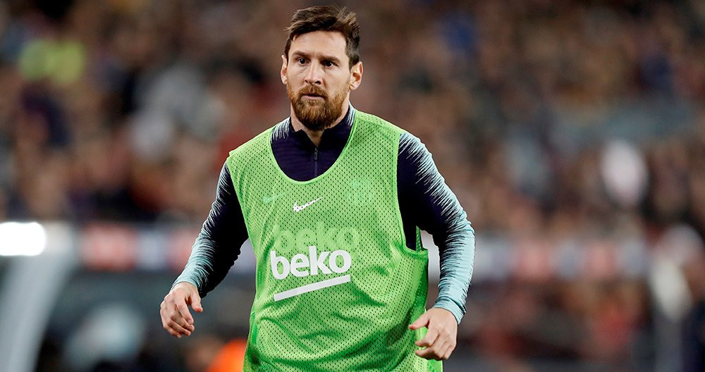 Leo Messi calienta en el Camp Nou
