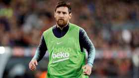 Leo Messi calienta en el Camp Nou