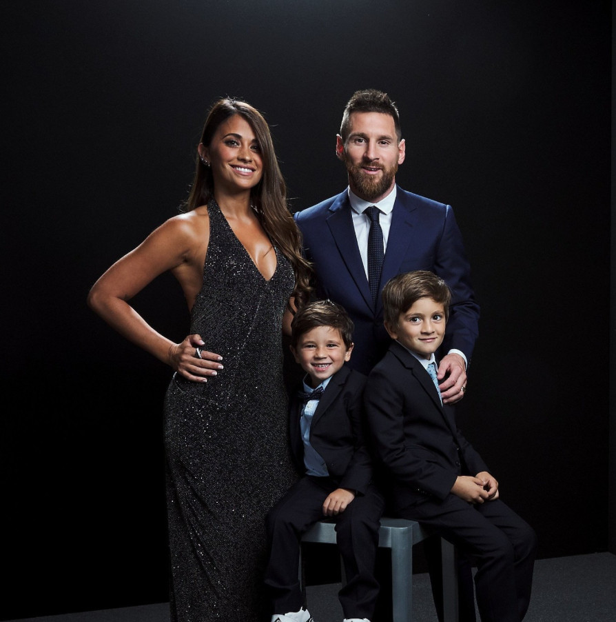 Posado oficial de Antonela Roccuzzo, Leo Messi y sus hijos en la gala The Best