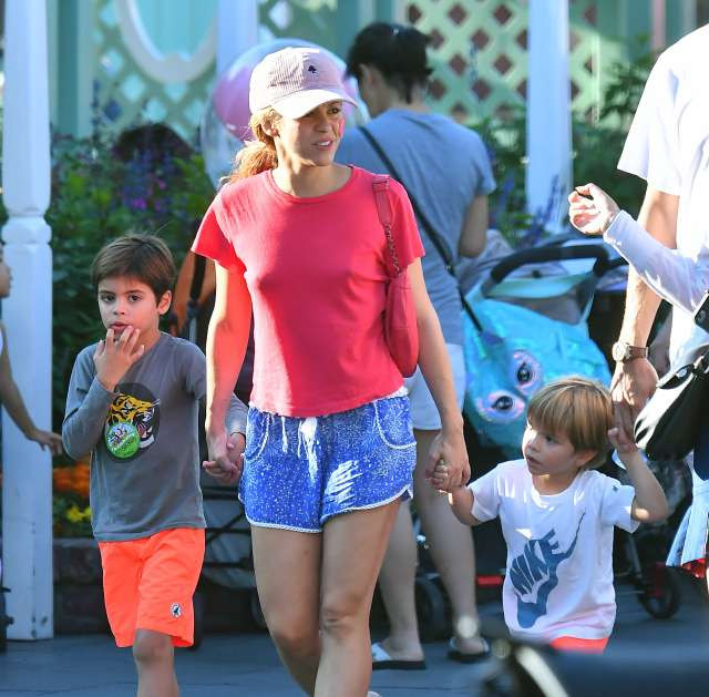 Shakira pasea junto a sus hijos en Disneyland / Instagram