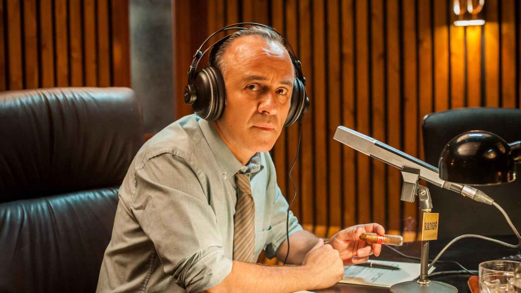 Javier Gutiérrez interpreta a José María García en sus inicios radiofónicos / MOVISTAR