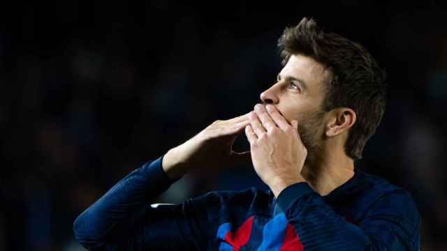 Gerard Piqué agradece el cariño de la afición en su despedida en el Camp Nou / LUIS MIGUEL AÑÓN