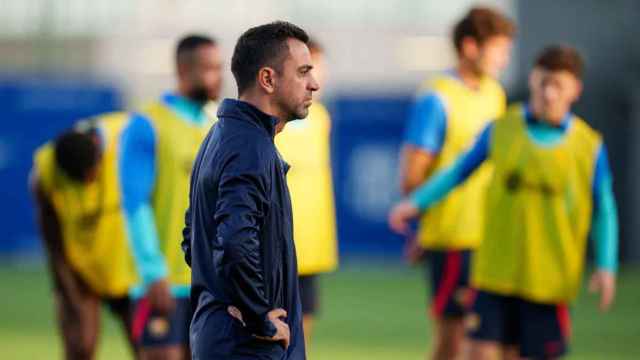 Xavi, con un semblante serio, en uno de los entrenamientos del Barça / FCB