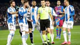 Del Cerro Grande, perseguido por los jugadores del Espanyol tras pitar un penalti robo a favor del Barça / EFE