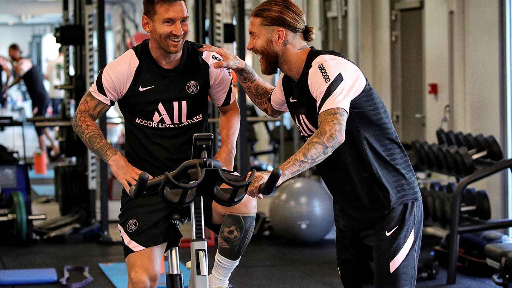 Leo Messi y Sergio Ramos se saludan en el primer día de entrenamiento del argentino con el PSG / PSG
