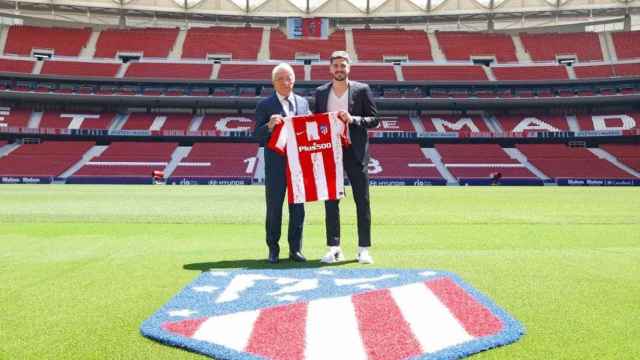 Rodrigo De Paul, junto al presidente del Atlético Enrique Cerezo, el fichaje más caro hasta ahora de La Liga española / ATM