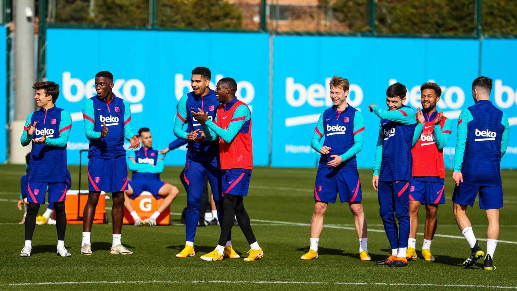 Los jóvenes del Barça, sonriendo en un entrenamiento | FCB