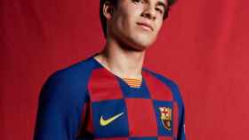 Riqui Puig posa con la nueva camiseta a cuadros del Barça / FCB
